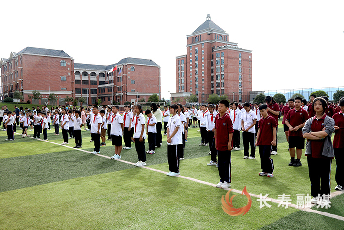 “皮划艇冠军进校园”活动在重庆市远恒佳学校举行 (2)