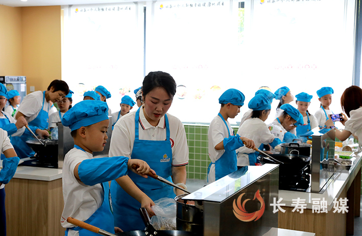 区实验一小菩提校区厨艺馆化身美食乐园 (1)