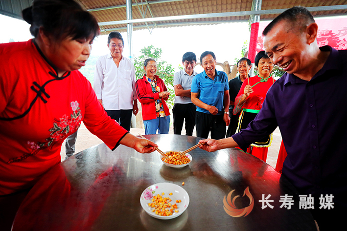 龙河镇永兴村志愿者办丰收联欢迎佳节 (3)