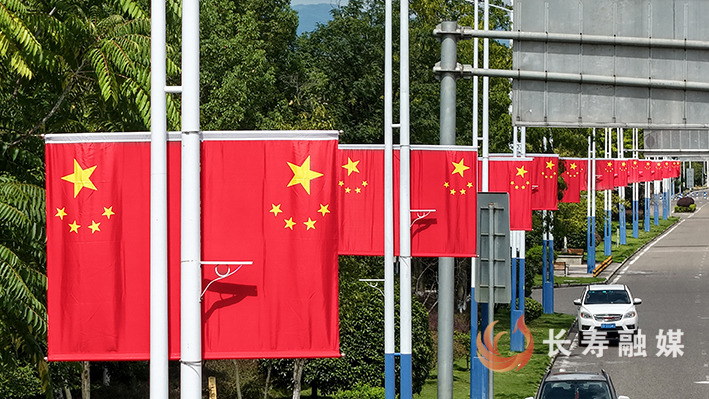 那抹“最美中国红”在迎风飘扬+王凤祥 (2)