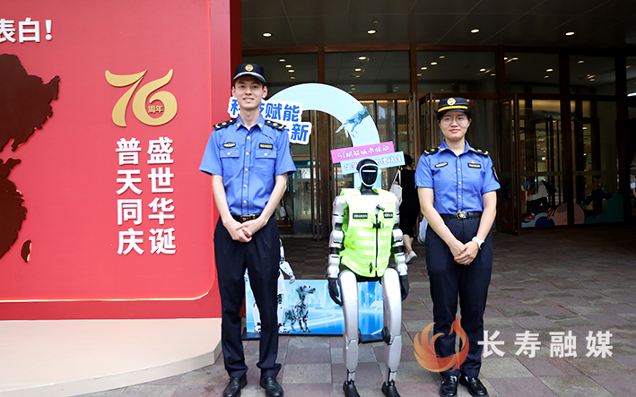 “文明中国·人人有礼”体验版城管机器人“开课” (6)