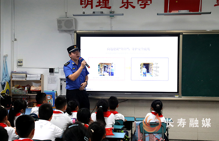 “文明中国·人人有礼”体验版城管机器人“开课” (1)