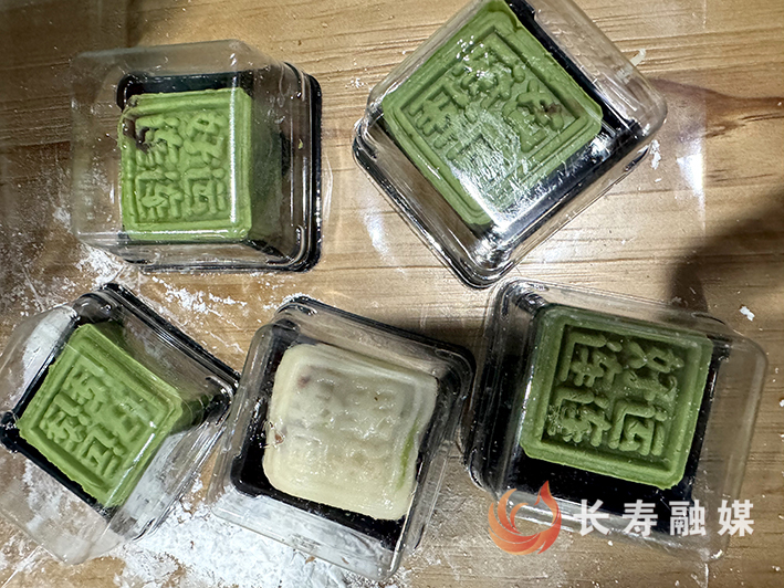 “月满中秋·饼承心意”手工月饼制作沙龙活动在区职工服务中心举行 (4)