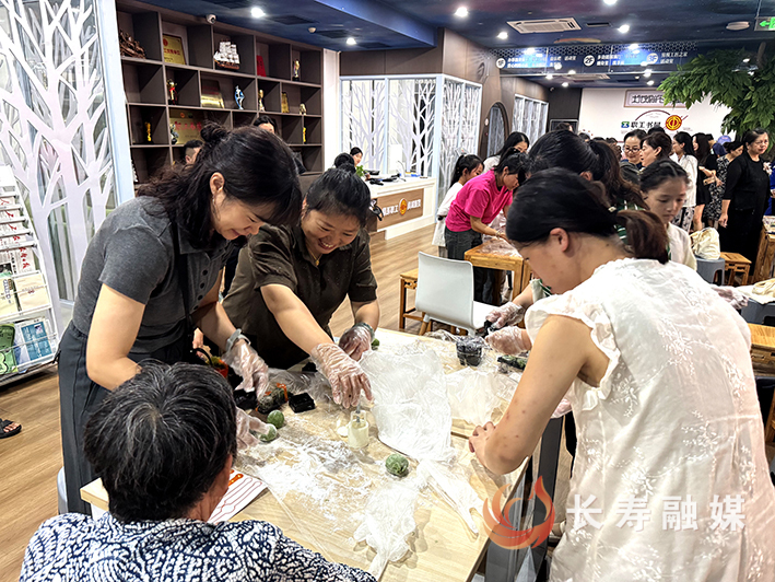 “月满中秋·饼承心意”手工月饼制作沙龙活动在区职工服务中心举行 (3)