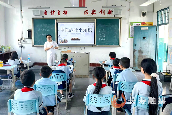 龙河镇中心小学校开展一堂沉浸式中医文化体验课 (1)