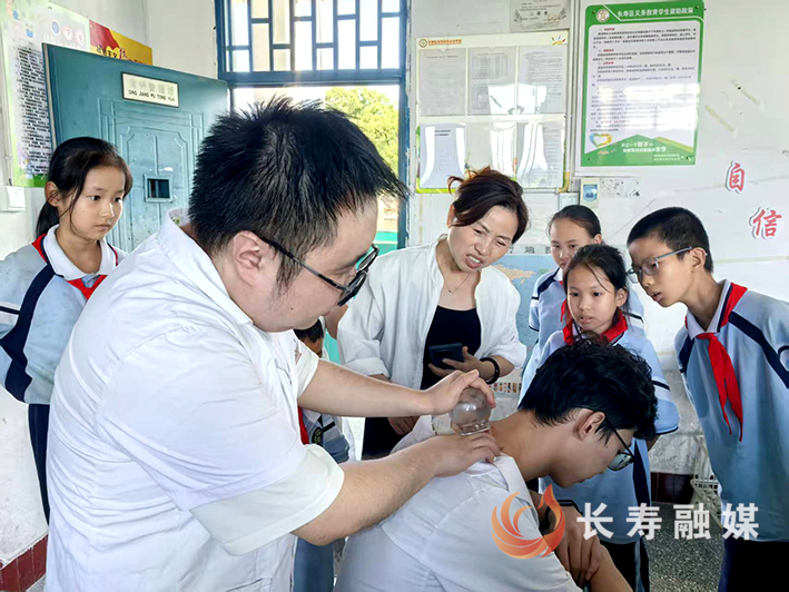 龙河镇中心小学校开展一堂沉浸式中医文化体验课 (3)