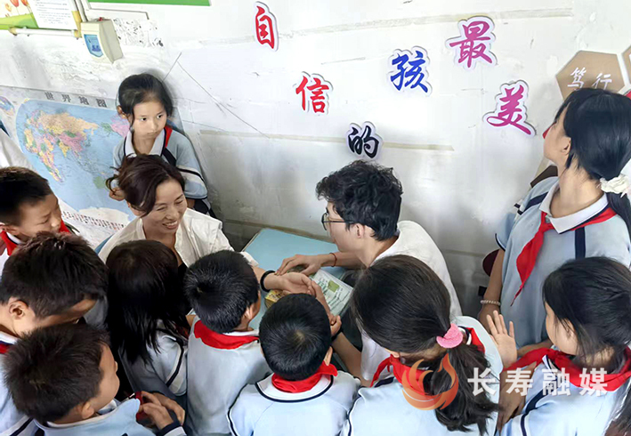 龙河镇中心小学校开展一堂沉浸式中医文化体验课 (2)