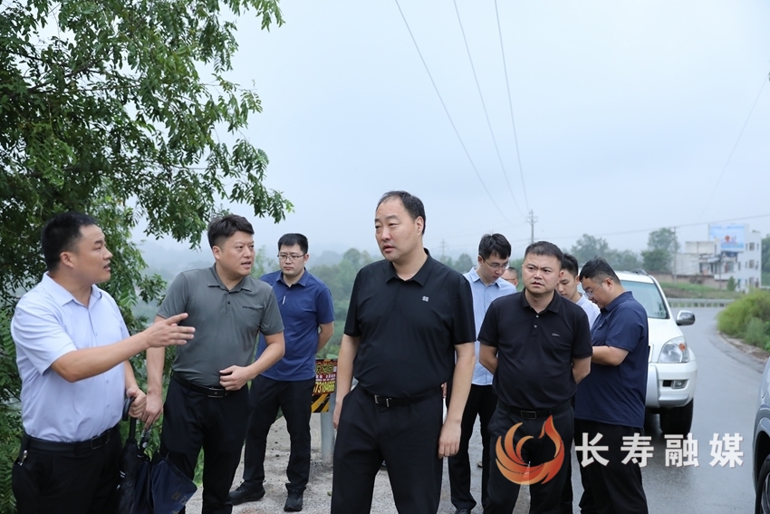 邹翔名）区领导带队开展巡河并督导水系提升项目建设工作2