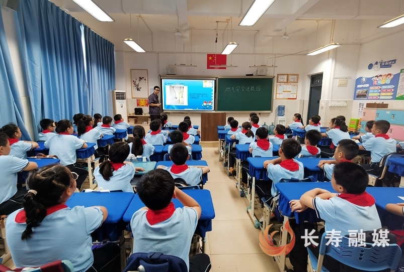 “红岩燃小兵”进校园送安全2