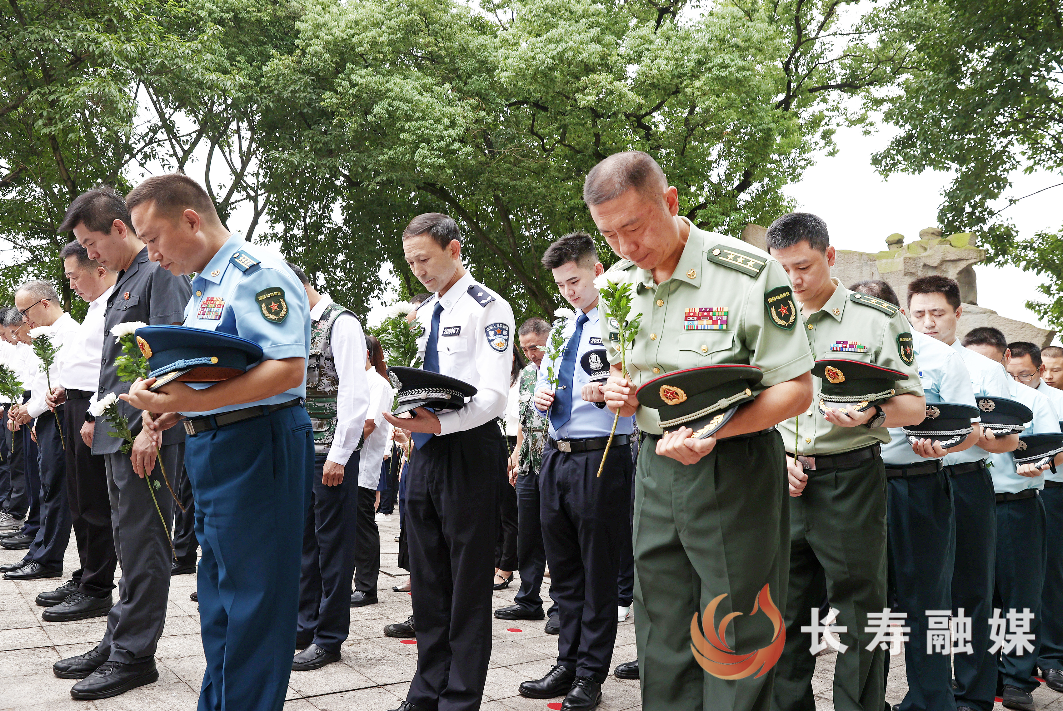 长寿区2025年烈士纪念日向革命烈士敬献花篮仪式举行2