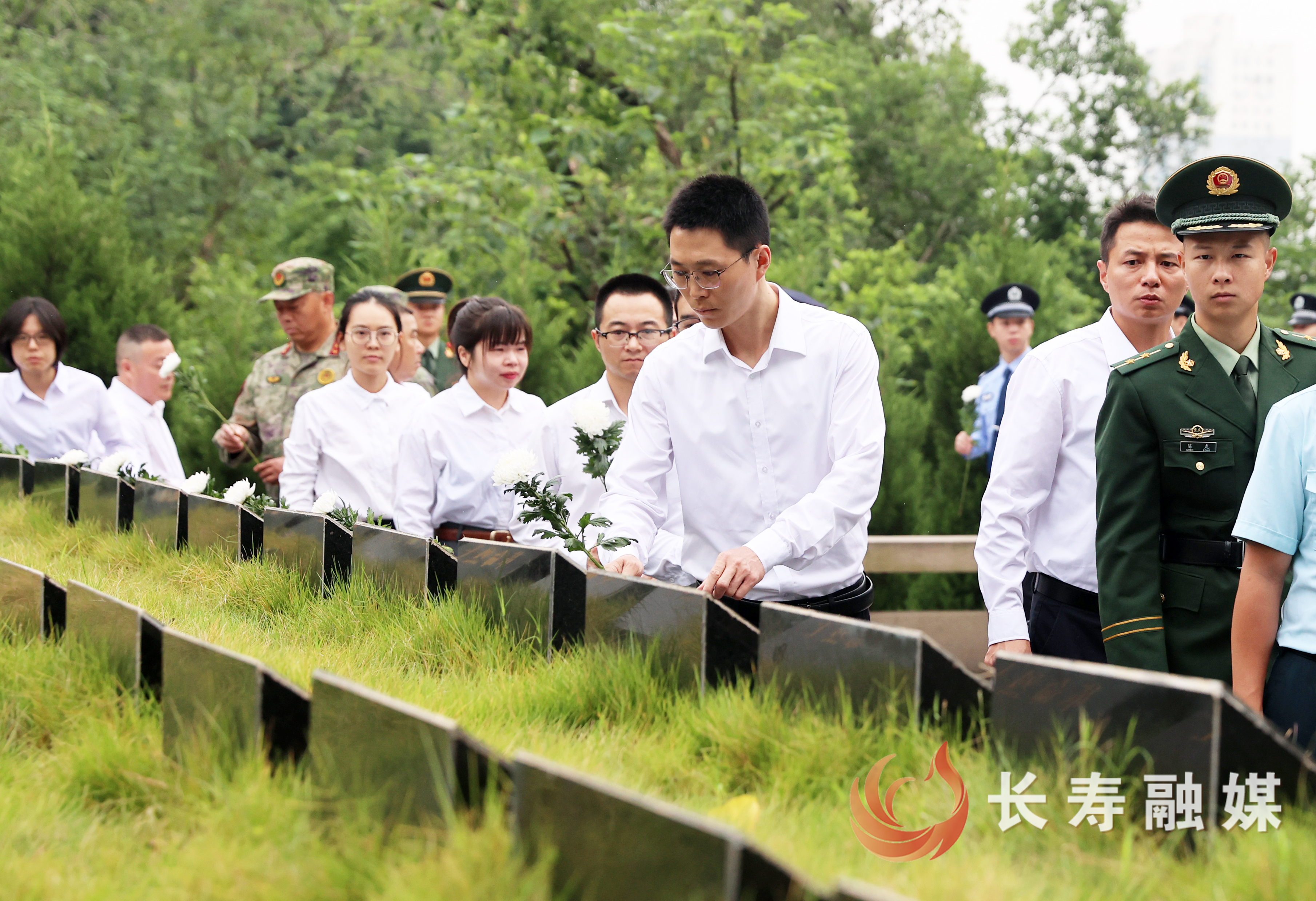 长寿区2025年烈士纪念日向革命烈士敬献花篮仪式举行5