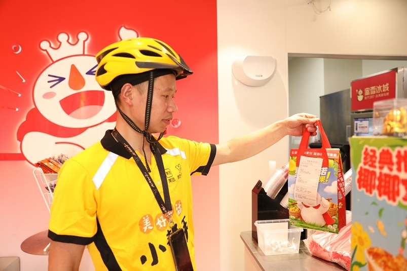 长寿外卖骑手+瞿彬.jpg