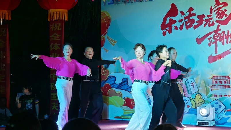 社区群众齐上阵 共庆“双节”聚温情4
