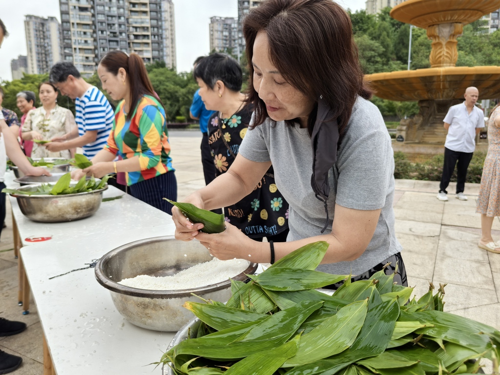 巴湾社区居民包粽子【周云】