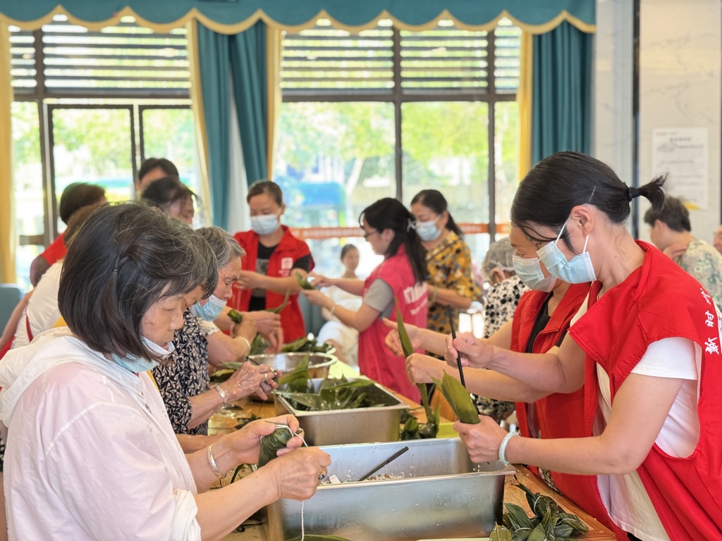 花滩社区组织志愿者与居民一起包粽子【周云】