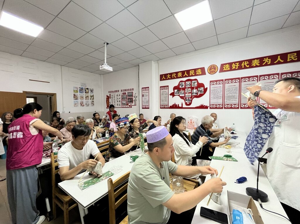医生教苏家街社区居民及少数民族群众做艾草锤【周云】