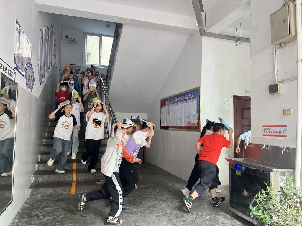 同学们有序撤离2