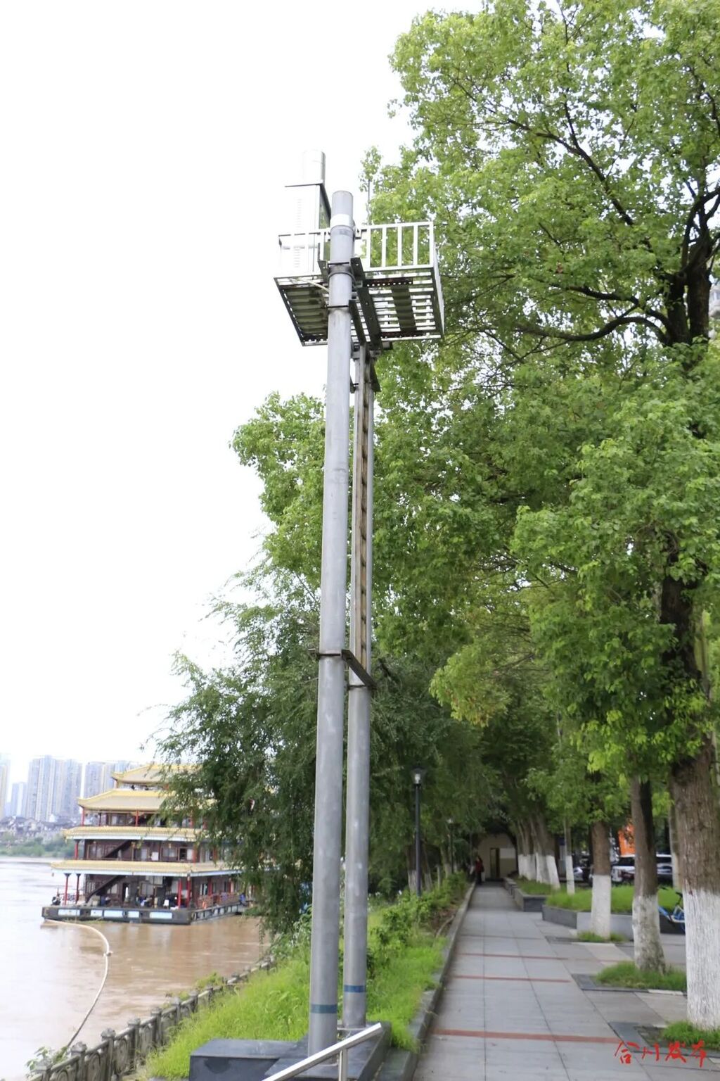 嘉陵江边设置的自动水位站.JPG