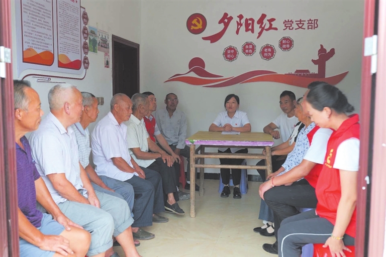 大事小事坐在一起出谋划策。