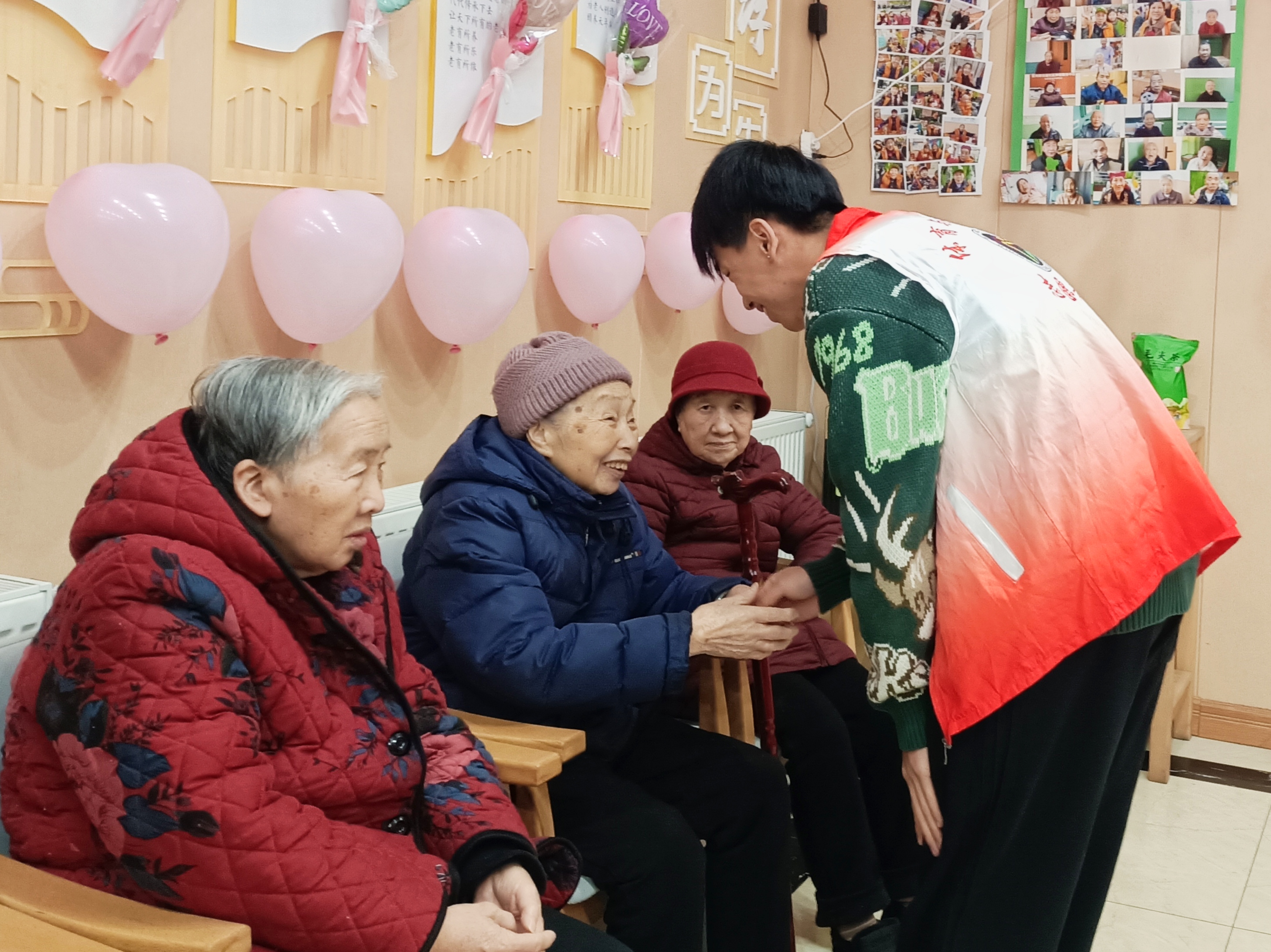 志愿者与老人聊天