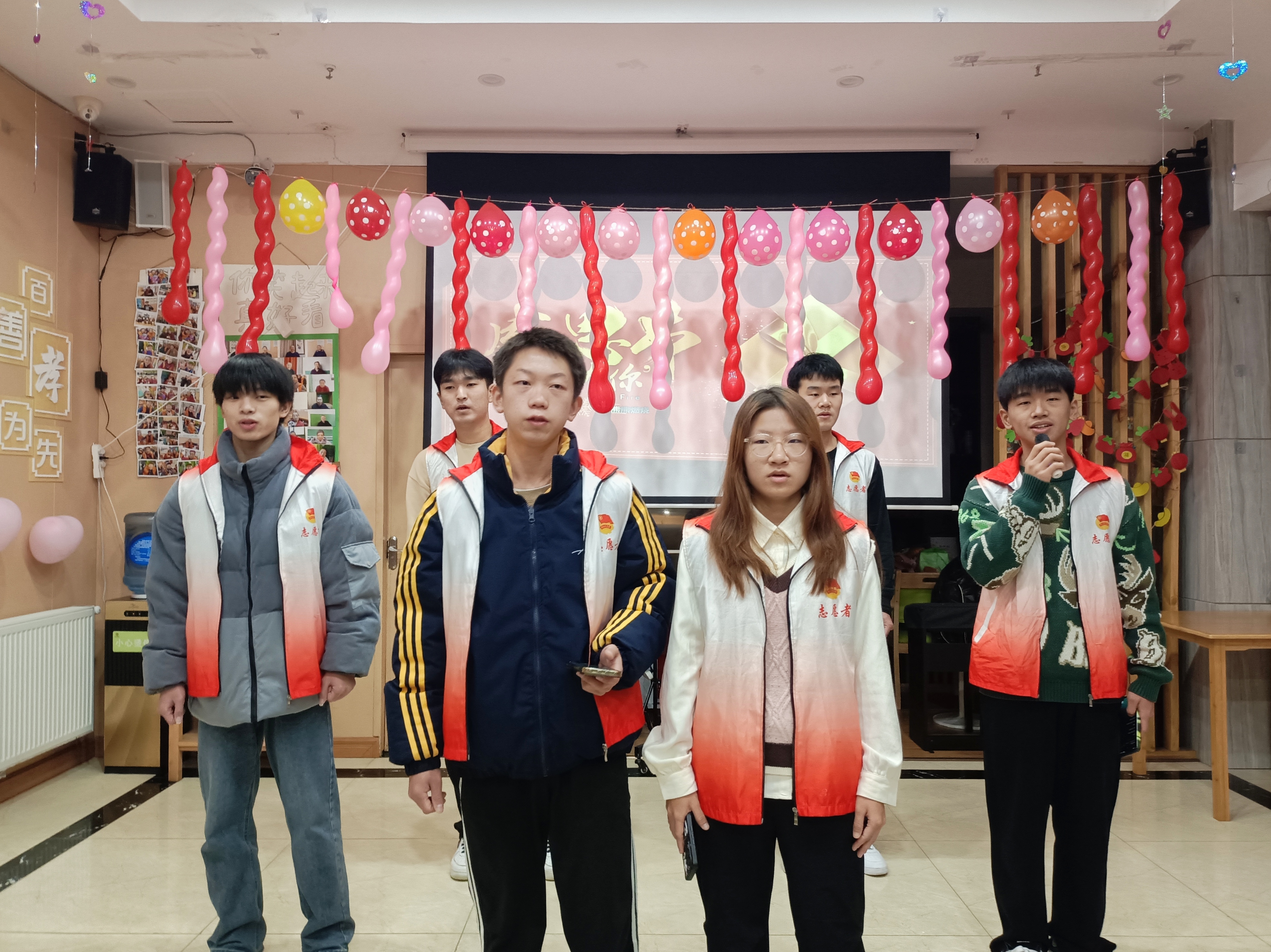 志愿者齐唱歌曲《明天会更好》