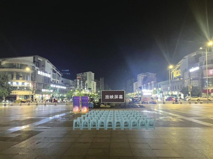 人民广场靠华创侧