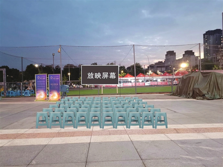 万达广场1号门外灯光球场前