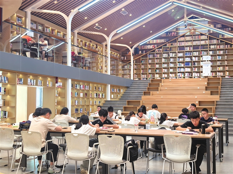 永川图书馆成为市民避暑充电的“清凉书岛”。