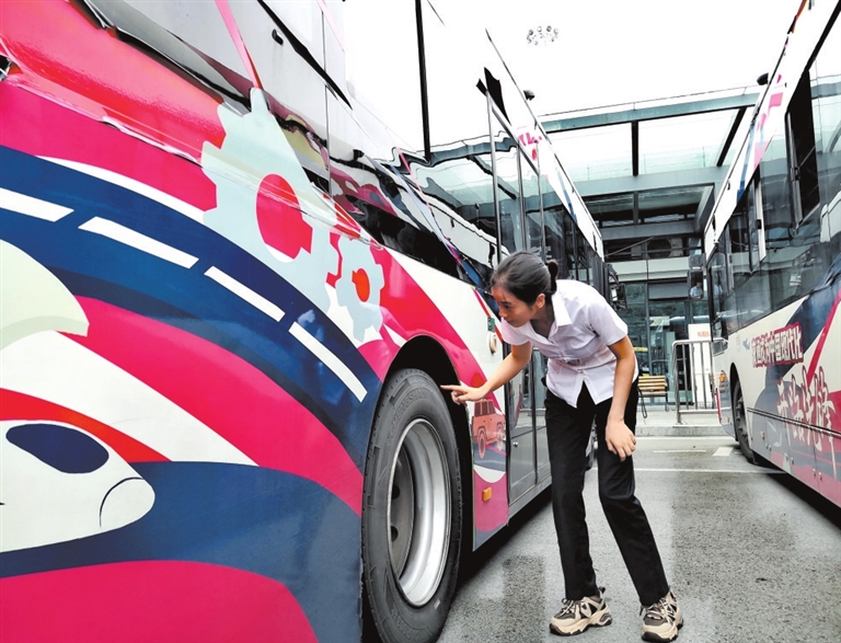 杨名芳检查车胎气压等安全事项。