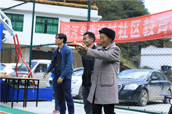 运乒乓球接力赛。城口县沿河乡供图 华龙网发