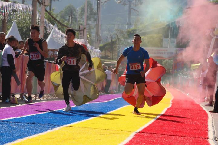 Runners ran under umbrellas while riding around on their backs. (Picture provided by the sponsor)