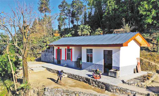 In Shuangyan Village, Xiaonanhai Town, Qianjiang District, villagers Qin Qigui and Qin Qiwen are busy in front of their new house. (Photo taken in November 13) 新房