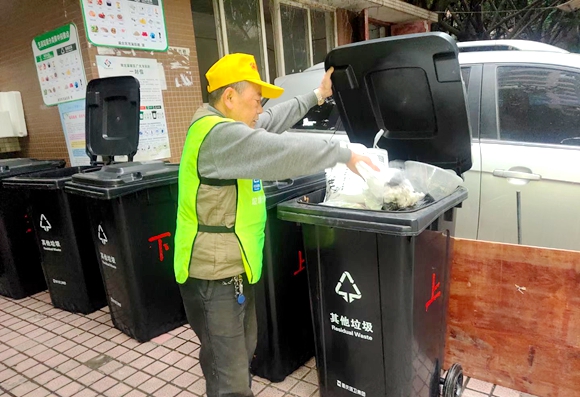 社区志愿者监督垃圾分类。龙溪街道办事处供图