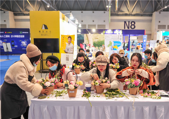 市民在N8馆新青年潮玩街体验插花。重庆国博中心供图 华龙网发
