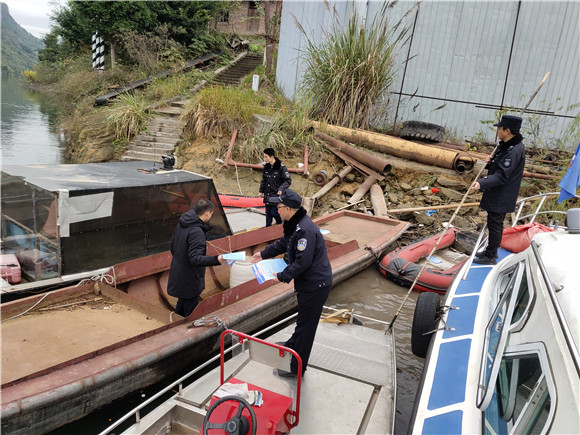 联合检查组正在对船舶进行检查。云阳县公安局供图 华龙网发
