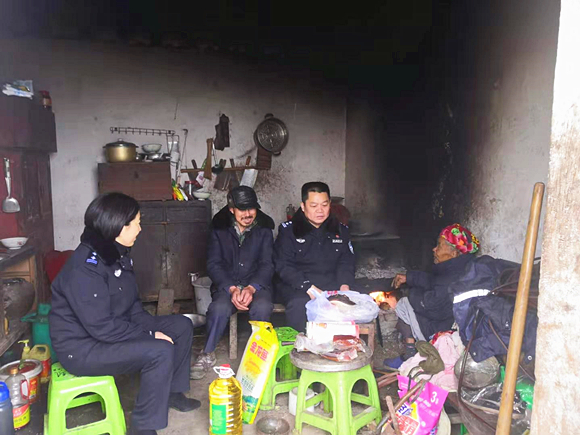 民警将捐助衣物及食品送到刘某家中。  云阳县公安局供图  华龙网发