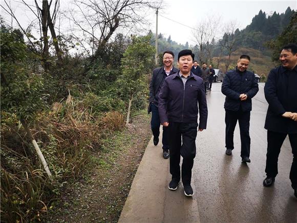 12月11日，陈廷剑（前排左1）带队徒步巡河现场。通讯员 杨陈 供图