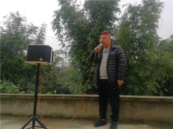 罗昌伟在老家院子里练习唱歌 特约通讯员 李慧敏 摄