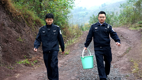 2  民警放生野生娃娃鱼。  云阳县公安局供图  华龙网发