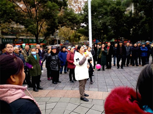 站在人群中演唱《山歌》的市民。特约通讯员 李诗素  摄