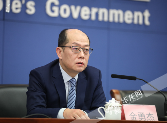 重庆市地方金融监管局副局长、新闻发言人金勇杰回答记者提问。华龙网-新重庆客户端记者 张质 摄