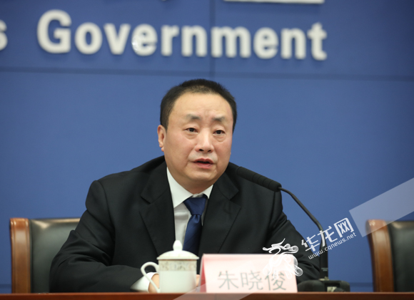 重庆证监局副局长朱晓俊回答记者提问。华龙网-新重庆客户端记者 张质 摄