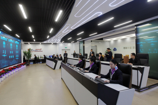 重庆市市政信息中心的工作人员正在重庆智慧城管指挥中心实时查看数据。重庆市市政信息中心供图 华龙网 发