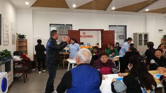 空港佳园公租房养老服务站医务人员为社区老年人测量血压 市住房城乡建委供图