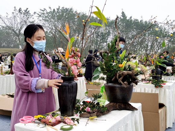 本届蜡梅节同步举行插花比赛。华龙网-新重庆客户端 刘岱松 摄