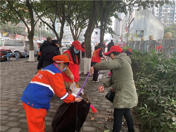 志愿者们打扫街道卫生 通讯员 刘妍 摄