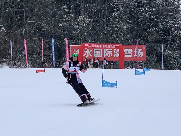 滑雪挑战赛现场。华龙网—新重庆客户端 陶彦燕 摄