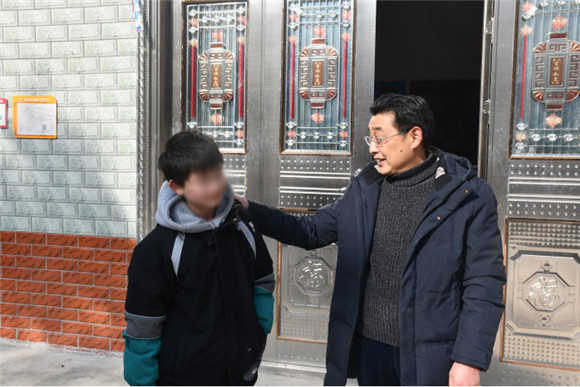 何光荣鼓励高子钢积极向上，努力学习。 通讯员 孙鹏 摄