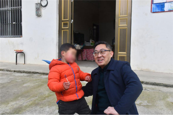 泓娃子和龚平分享糖果 通讯员 孙鹏 摄