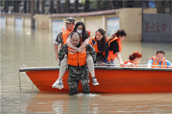 2020年8月20日，沙坪坝区人大代表在防洪抢险前线。沙坪坝区委宣传部供图 华龙网发